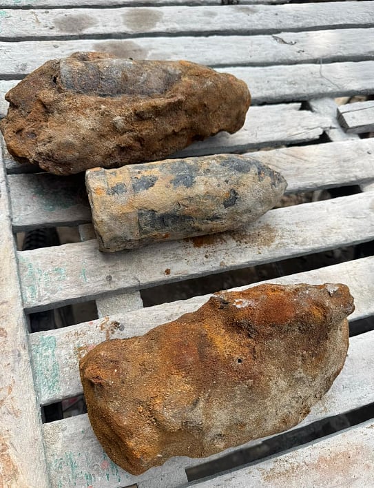 নালা খুঁড়তে গিয়ে উদ্ধার সামরিক গোলা