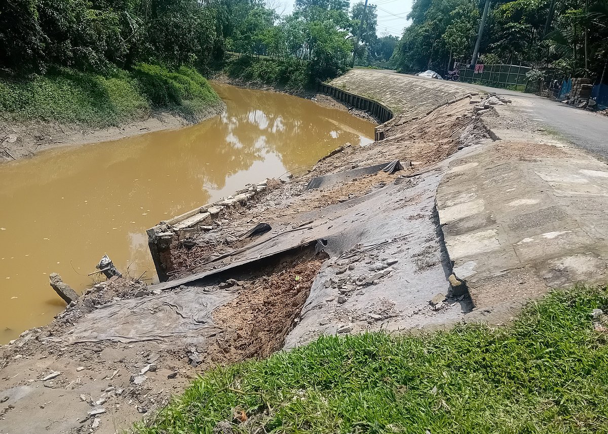ভারী বৃষ্টি ও উজান থেকে নামা পাহাড়ি ঢলের তোড়ে পাকা সড়কের পাশে ফানাই নদের বাঁধের ব্লক ধসে গেছে। আজ রোববার