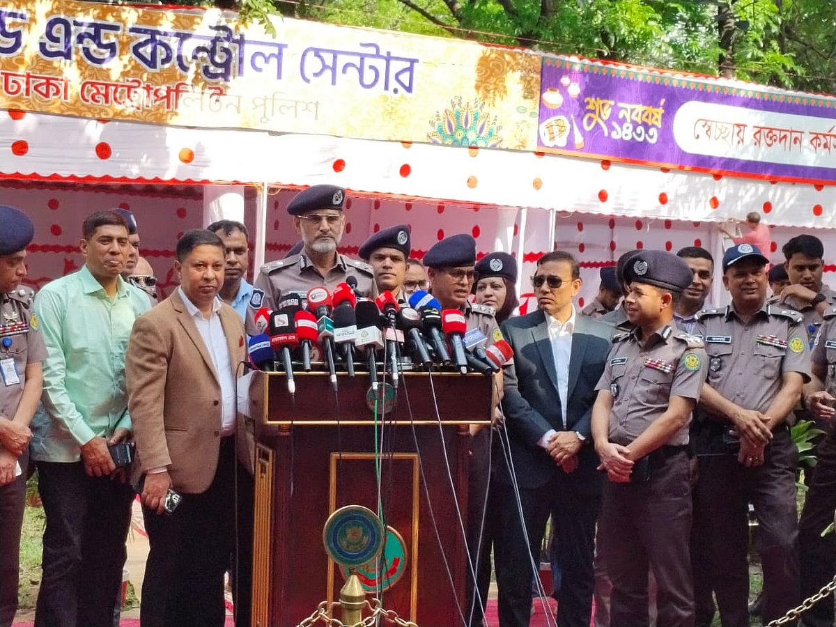 রাজধানীর রমনা বটমূলে বাংলা নববর্ষ উপলক্ষে স্থাপিত ডিএমপির নিয়ন্ত্রণকক্ষের সামনে সংবাদ সম্মেলন করেন ডিএমপির ভারপ্রাপ্ত কমিশনার মো. সরওয়ার। ১২ এপ্রিল