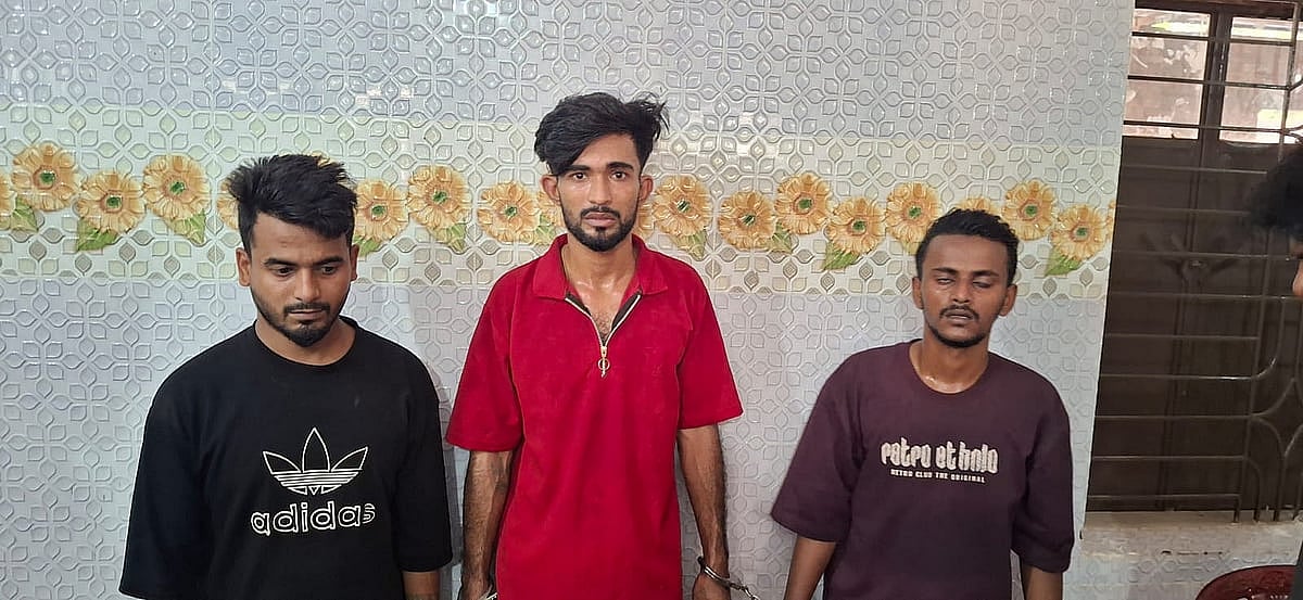 এই তিনজনকে ঘটনাস্থল থেকে আটক করে পুলিশ। ১২ এপ্রিল