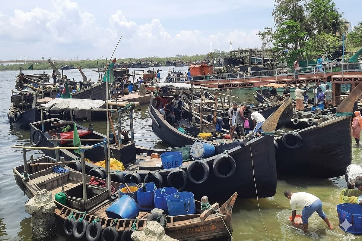 কক্সবাজার শহরের বাঁকখালী নদীর ফিশারিঘাটে পড়ে আছে মাছ ধরার ট্রলার। গত বৃহস্পতিবার দুপুরে