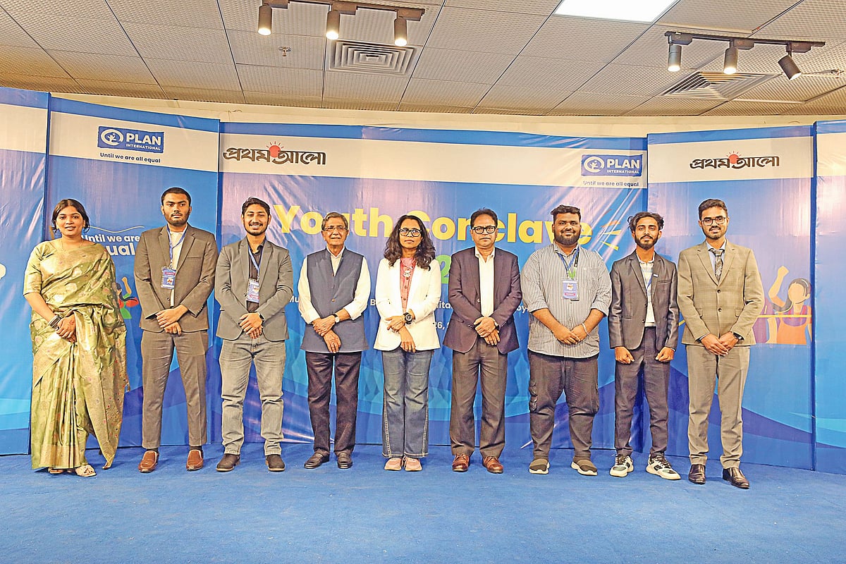 ইয়ুথ কনক্লেভ ২০২৬-এ অতিথিদের সঙ্গে পুরস্কারপ্রাপ্ত ছয় তরুণ। গতকাল রাজধানীর সামরিক জাদুঘরে