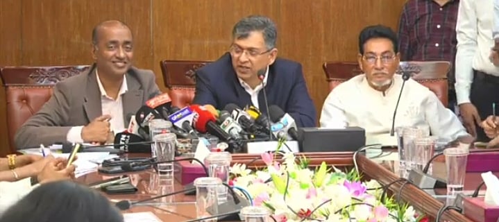 সংবাদ সম্মেলনে স্বরাষ্ট্রমন্ত্রী সালাহউদ্দিন আহমদ। তাঁর দুই পাশে আইনমন্ত্রী মো. আসাদুজ্জামান ও জাতীয় সংসদের চিফ হুইপ নুরুল ইসলাম। আজ রোববার বিকেলে সচিবালয়ে