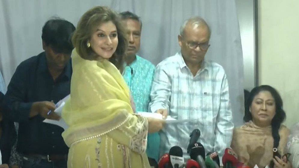 জাতীয় সংসদের সংরক্ষিত নারী আসনে বিএনপির প্রার্থী হতে দলীয় মনোনয়ন ফরম নিচ্ছেন একজন
