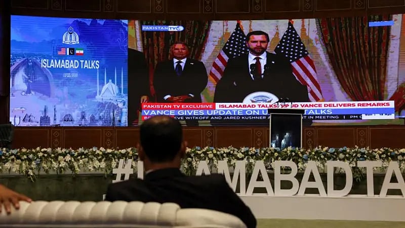 ইসলামাবাদে যুক্তরাষ্ট্র ও ইরানের ঐতিহাসিক শান্তি আলোচনার পর সংবাদ সম্মেলন করেন মার্কিন ভাইস প্রেসিডেন্ট জে ডি ভ্যান্স