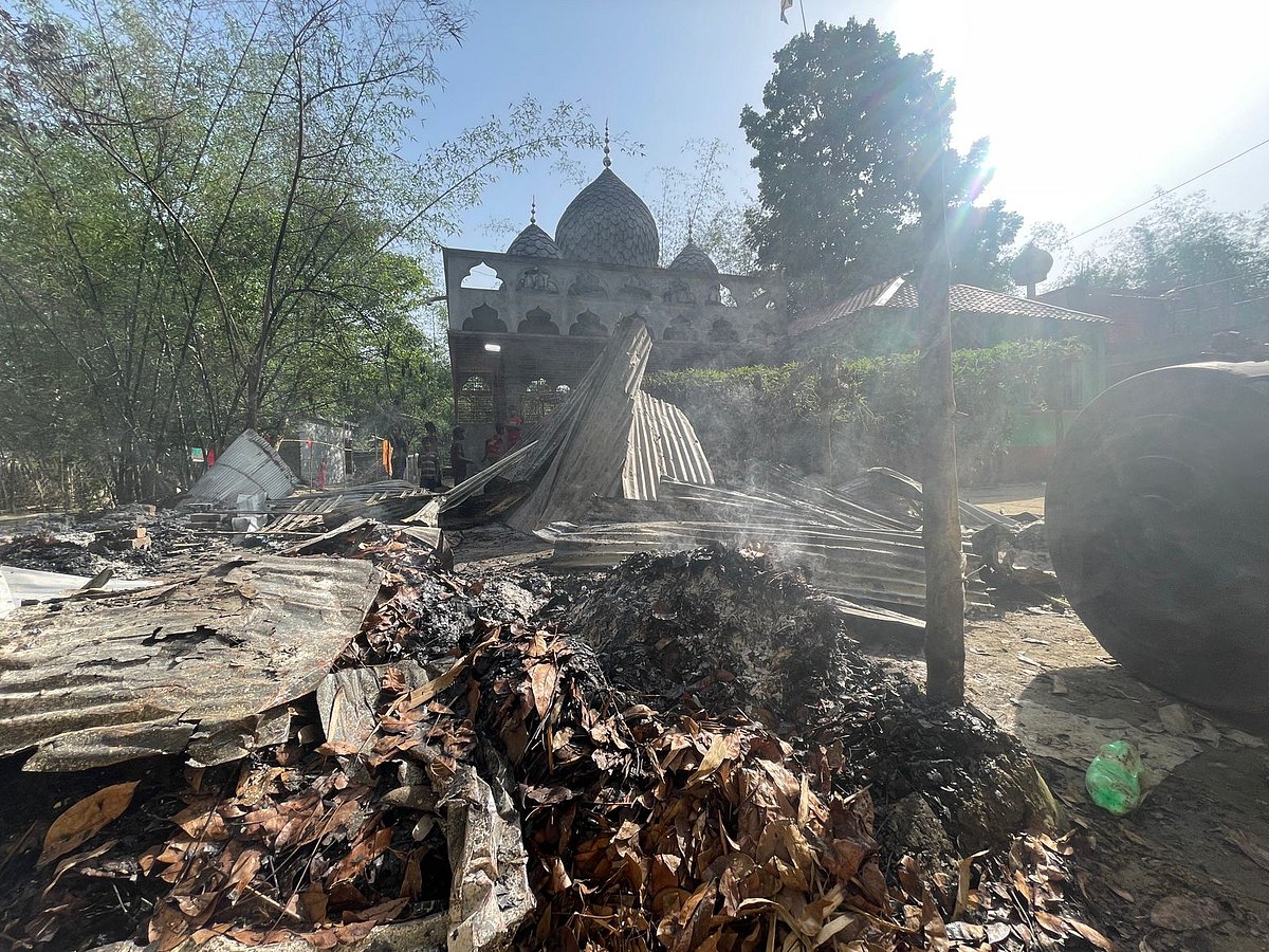 দরবারে আগুনে পোড়ানো ধ্বংসাবশেষ থেকে ধোঁয়া বের হচ্ছে। রোববার সকাল ৯টায় কুষ্টিয়া দৌলতপুরে ফিলিপনগর ইউনিয়নের ফিলিপনগর গ্রামে