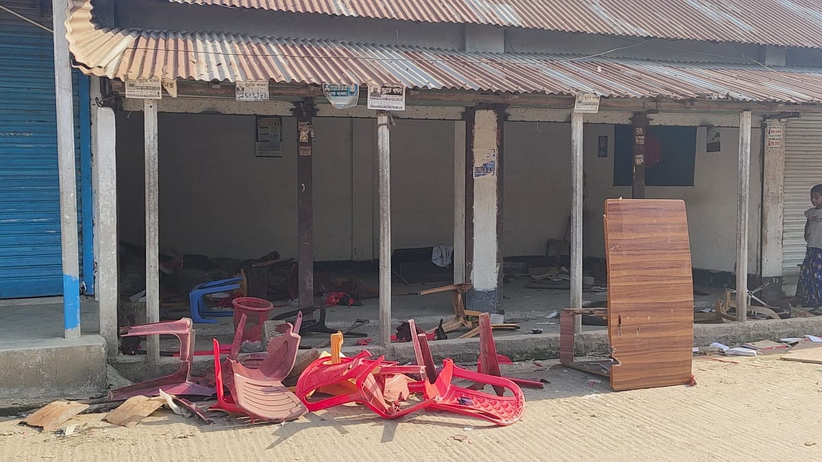 ময়মনসিংহের ভালুকায় বাবার কার্যালয় ভাঙ্চুর করেন ছেলে ও তাঁর সমর্থেকরা। রোববার দুপুরে উপজেলার নারিশের মোড়ে