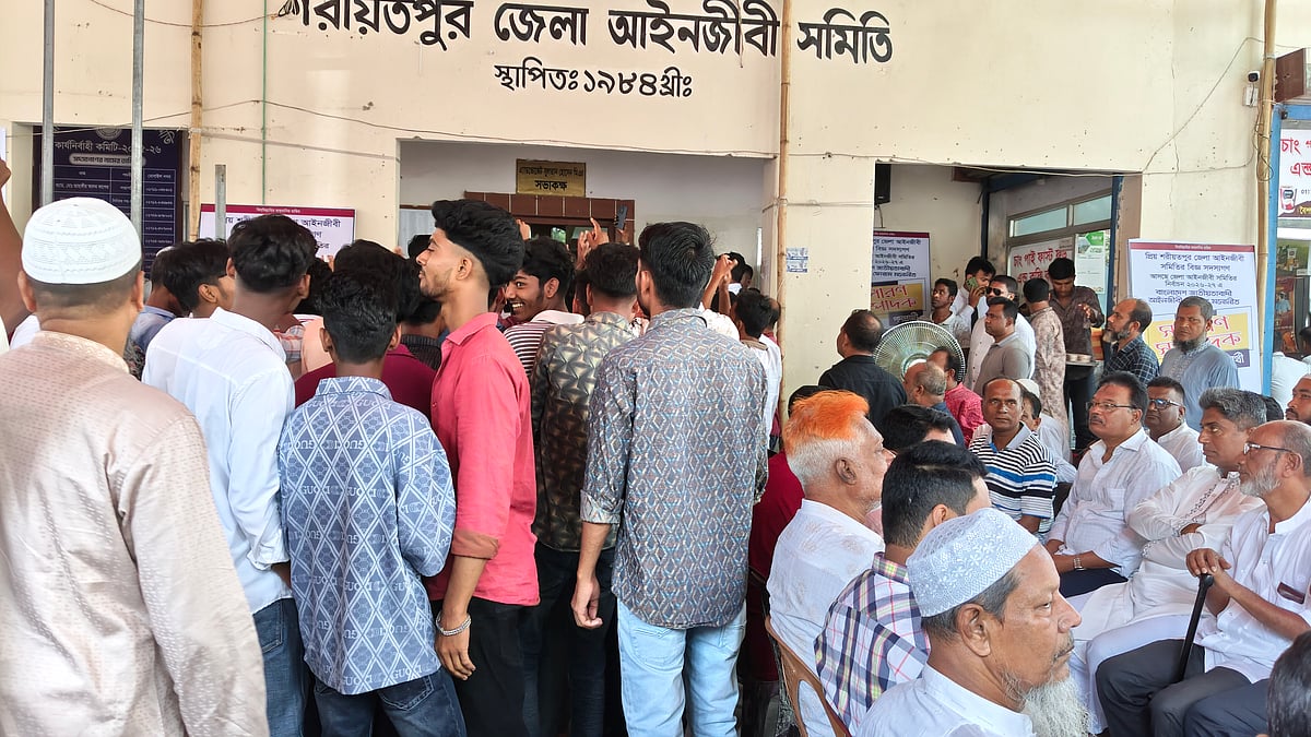 শরীয়তপুর আইনজীবী সমিতির নির্বাচনে মনোনয়নপত্র সংগ্রহে বাধা দেওয়ার অভিযোগ উঠেছে বিএনপি নেতা–কর্মীদের বিরুদ্ধে। রোববার সকাল থেকে তাঁরা আইনজীবী সমিতি ভবন ঘিরে রাখেন