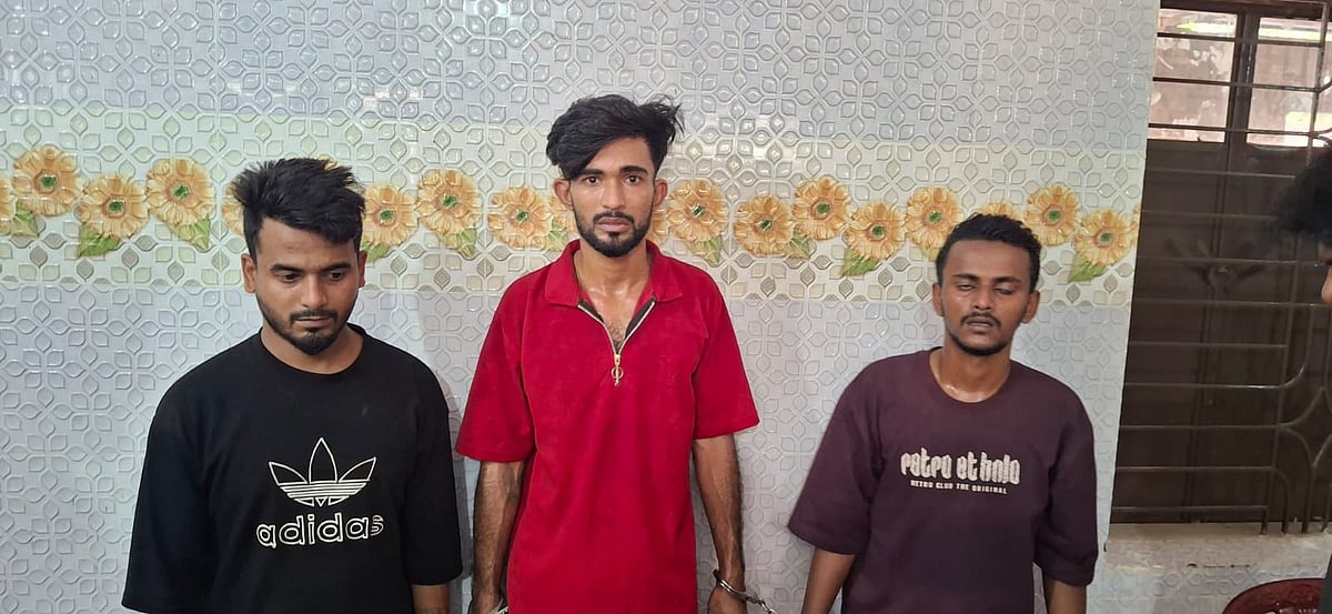 তিনজনকে ঘটনাস্থল থেকে আটক করেছে পুলিশ। ১২ এপ্রিল