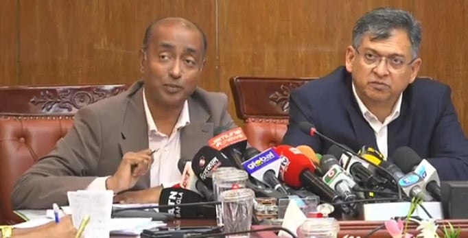 স্বরাষ্ট্র মন্ত্রণালয়ের সম্মেলনকক্ষে সংবাদ সম্মেলনে কথা বলেন আইনমন্ত্রী মো. আসাদুজ্জামান। পাশেই স্বরাষ্ট্রমন্ত্রী সালাহউদ্দিন আহমদ। ১২ এপ্রিল