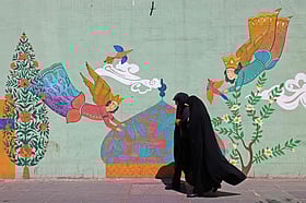 সোয়া দুই শ বছরের আমেরিকা কী করে ছয় হাজার বছরের ইরানকে হারাবে?