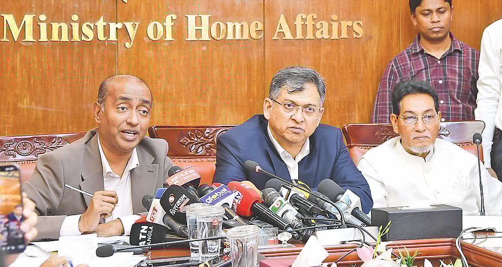 জাতীয় সংসদে উত্থাপিত ১৩৩টি অধ্যাদেশ বিষয়ে প্রেস ব্রিফিং করেন আইন, বিচার ও সংসদবিষয়ক মন্ত্রী মো. আসাদুজ্জামান (বাঁয়ে)। এ সময় স্বরাষ্ট্রমন্ত্রী সালাহউদ্দিন আহমদ ও চিফ হুইপ নুরুল ইসলাম মনি উপস্থিত ছিলেন। রোববার স্বরাষ্ট্র মন্ত্রাণালয়ের সভাকক্ষে