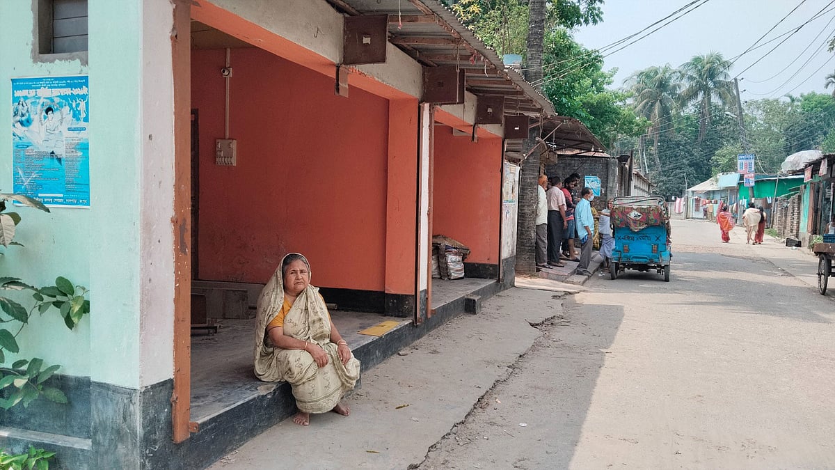 হামলা-ভাঙচুরের ঘটনার পর বন্ধ কিছু দোকান খুলেছে। আজ রোববার দুপুরে রংপুর নগরের দাসপাড়ায়