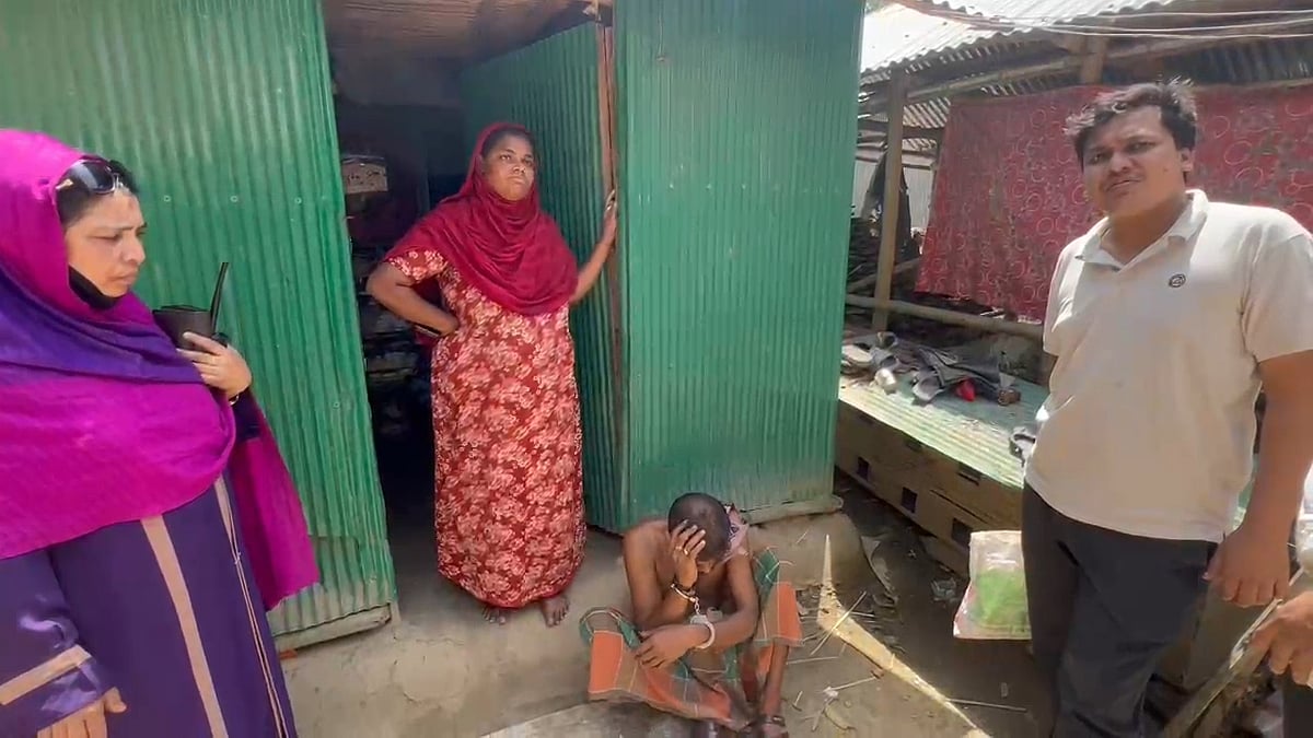 মাগুরার মহম্মদপুর উপজেলার বিনোদপুর ইউনিয়নের চরপাড়া গ্রামে আজ রোববার মাদকদ্রব্য নিয়ন্ত্রণ অধিদপ্তরের একটি দল অভিযান চালায়