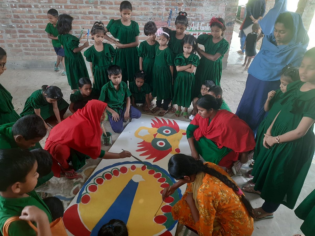 বৈশাখী উৎসবের বর্ণিল মোটিভ তৈরিতে ব্যস্ত  ‘শিশুপল্লী প্লাস’ এর মা ও শিশুরা। আজ সোমবার
