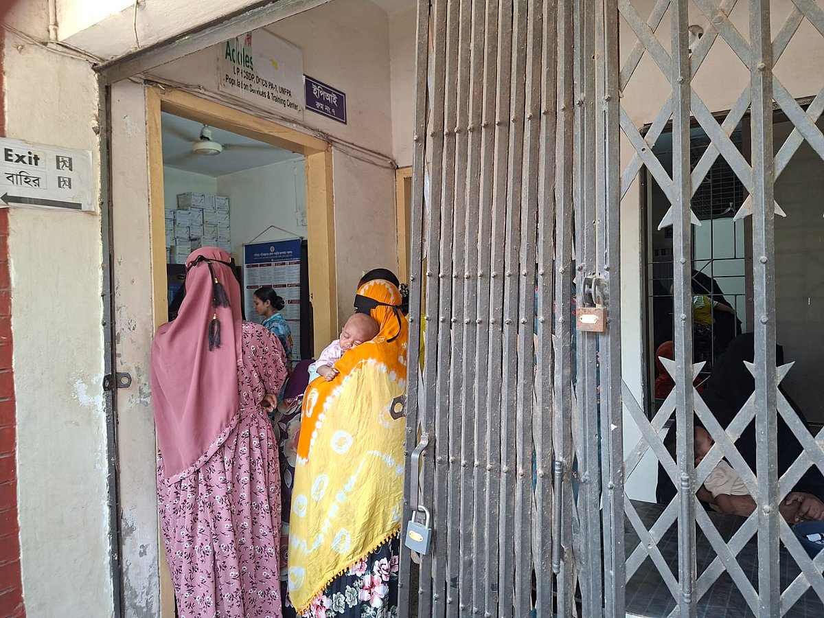 ধলপুরে নগর মাতৃসদন কেন্দ্রে টিকা নিতে অপেক্ষা করছেন অভিভাবকেরা। আজ সোমবার সকালে