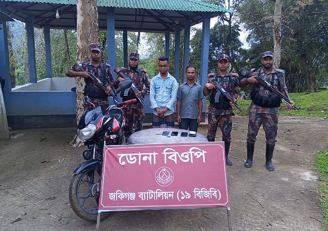 ‌সিলেটের কানাইঘাট সীমান্ত এলাকায় দুটি অভিযানে রো‌হিঙ্গা নাগ‌রিকসহ চারজনকে আটক করেছে বি‌জি‌বি