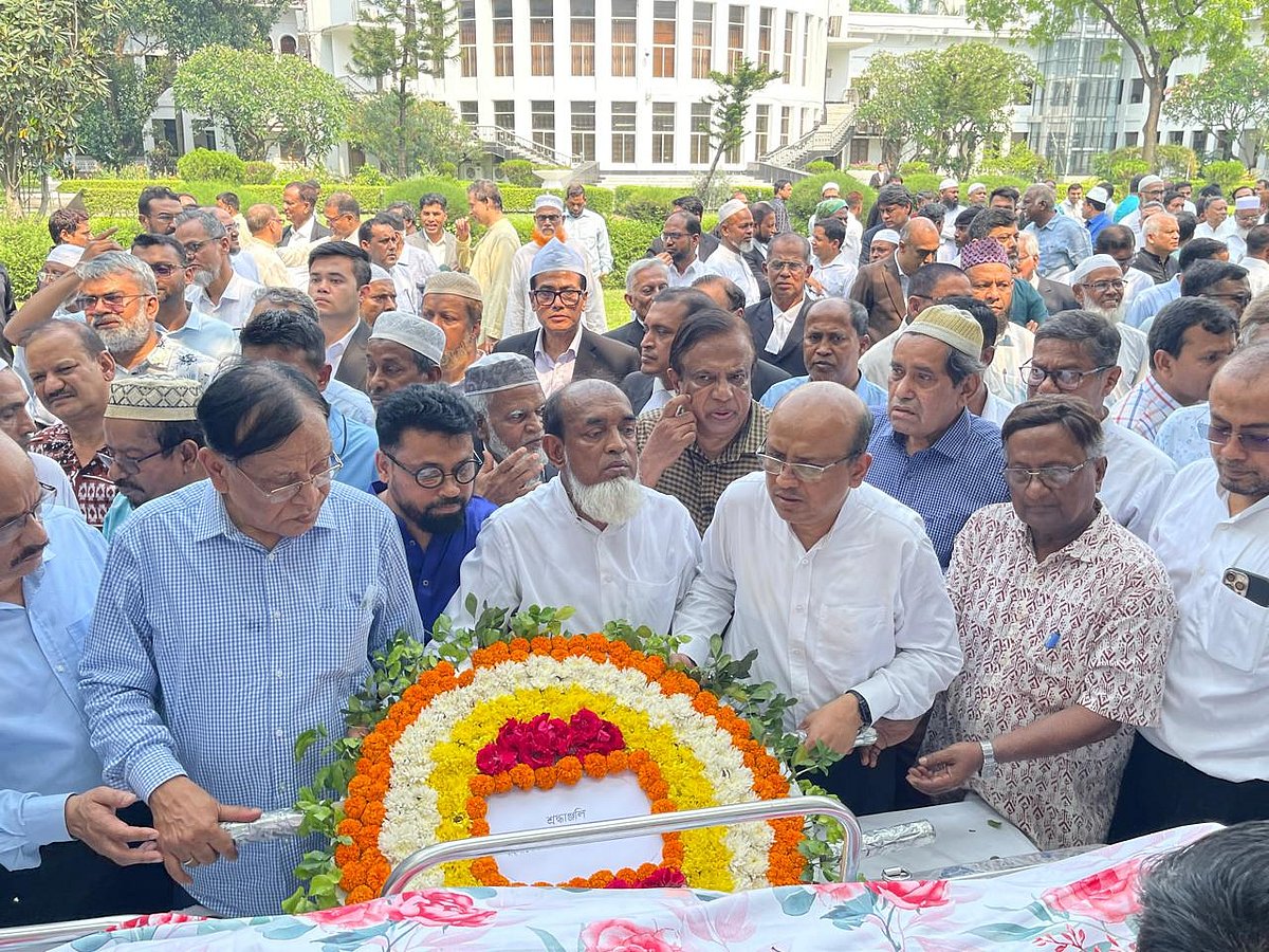 সুপ্রিম কোর্ট প্রাঙ্গণে শফিক আহমেদের মরদেহ আনা হলে সুপ্রিম কোর্ট আইনজীবী সমিতি, অ্যাটর্নি জেনারেল কার্যালয় ও গণতান্ত্রিক আইনজীবী সমিতিসহ বিভিন্ন সংগঠনের পক্ষ থেকে ফুল দিয়ে শ্রদ্ধা জানানো হয়। ১৩ এপ্রিল