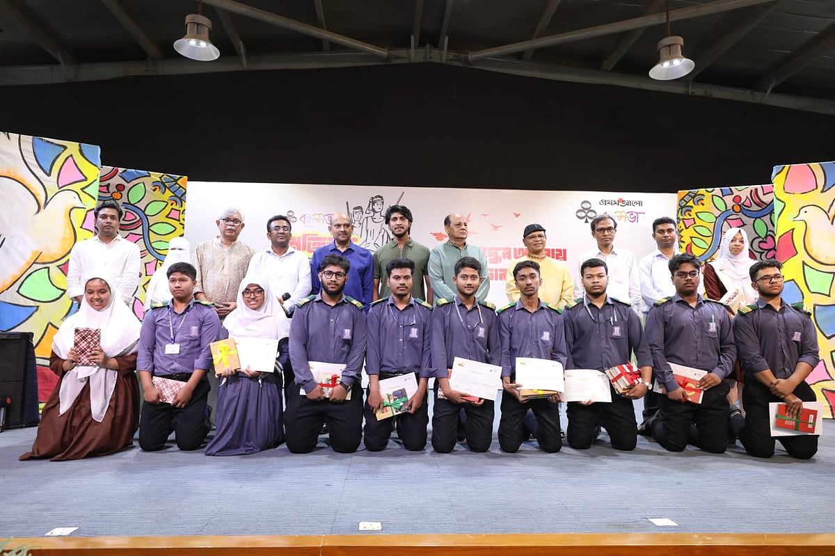 ‘প্রথম আলো–বন্ধুসভা মুক্তিযুদ্ধ অলিম্পিয়াড ২০২৬’–এ বিজয়ীদের সঙ্গে অতিথিরা। আজ সোমবার, রাজধানীর উত্তরায় মাইলস্টোন স্কুল অ্যান্ড কলেজে