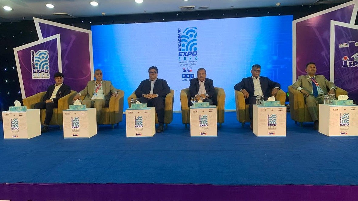 ব্রডব্যান্ড মেলার উদ্বোধনী অনুষ্ঠানে তথ্য ও সম্প্রচারমন্ত্রী জহির উদ্দিন স্বপন ( ডান থেকে তৃতীয়)