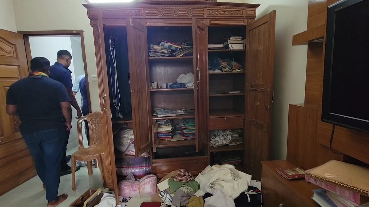 ঘর থেকে নগদ টাকা ও স্বর্ণালংকার লুট করে নিয়ে যায় ডাকাতেরা। আজ সোমবার সকালে নারায়ণগঞ্জ সদর উপজেলার ফতুল্লার পাগলা নয়ামাটি এলাকায়