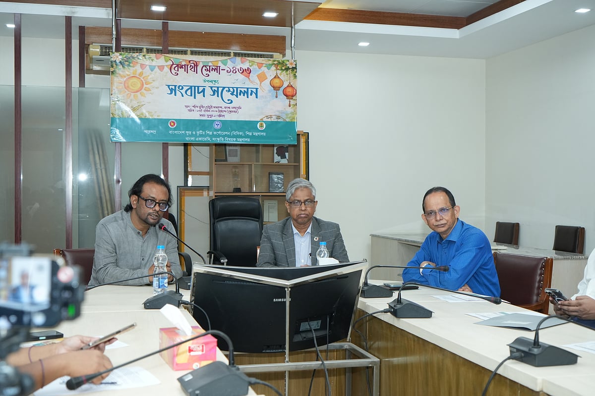 ‘বৈশাখী মেলা ১৪৩৩’ উপলক্ষে আয়োজিত সংবাদ সম্মেলনে কথা বলছেন বাংলা একাডেমির মহাপরিচালক অধ্যাপক মোহাম্মদ আজম (বাঁয়ে)। পাশে বসে আছেন বিসিকের চেয়ারম্যান মো. সাইফুল ইসলাম। ঢাকা, ১৩ এপ্রিল ২০২৬