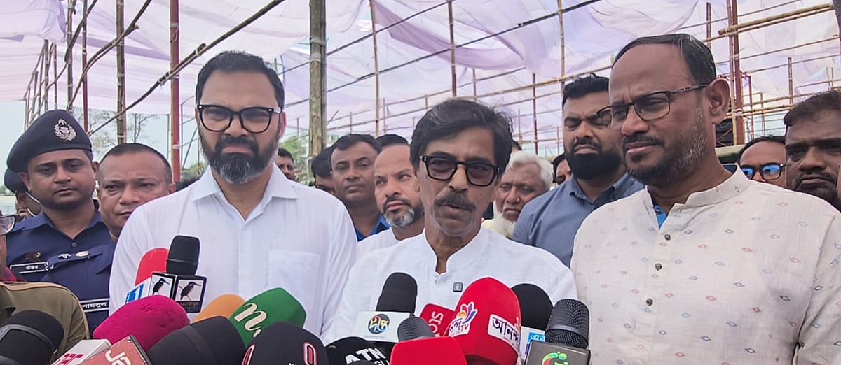 অনুষ্ঠানস্থল পরিদর্শনে এসে সাংবাদিকদের সঙ্গে কথা বলেন কৃষিমন্ত্রী মোহাম্মদ আমিন উর রশিদ। আজ সোমবার দুপুরে টাঙ্গাইলের শহীদ মারুফ স্টেডিয়ামে