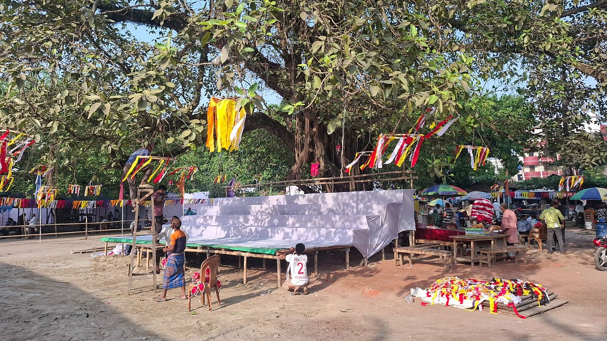 নিক্বণ সংগীত বিদ্যালয়ের বর্ষবরণ অনুষ্ঠানের প্রস্তুতি চলছে। আজ সোমবার বিকেলে ঠাকুরগাঁও শহরের আদালত চত্বরের বটতলায়