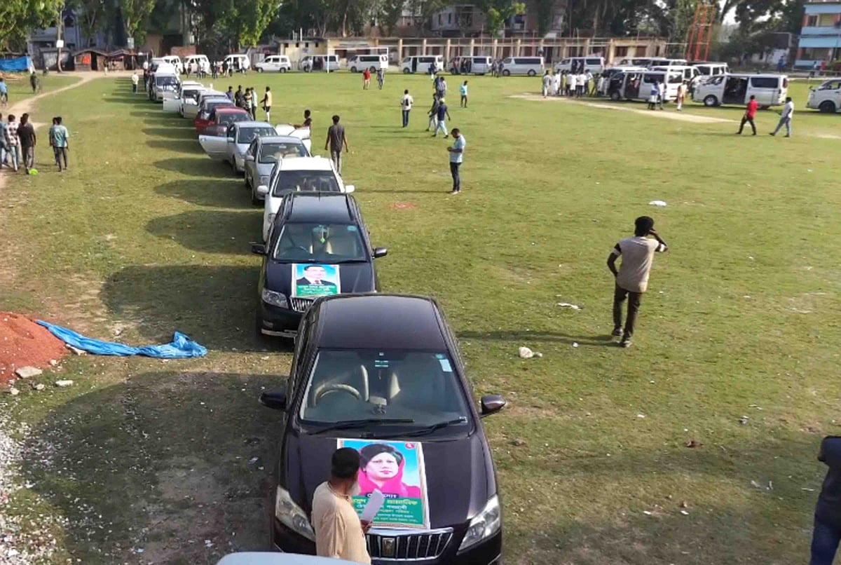 গুরুদাসপুর পাইলট মডেল উচ্চবিদ্যালয়ের মাঠ থেকে মোটর শোভাযাত্রা বের করা হয়। গতকাল রোববার বিকেলে