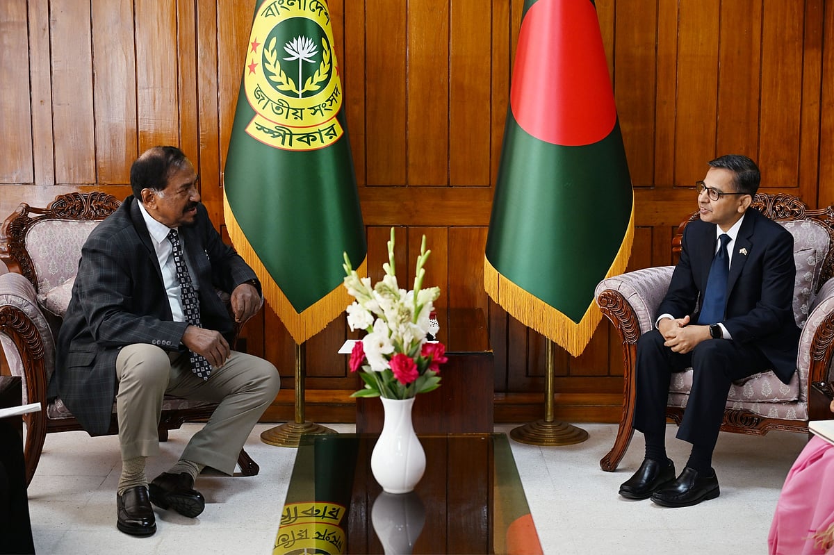 স্পিকারের সঙ্গে সৌজন্য সাক্ষাৎ করেন ভারতের বিদায়ী হাইকমিশনার প্রণয় ভার্মা। আজ সোমবার জাতীয় সংসদে স্পিকারের কার্যালয়ে