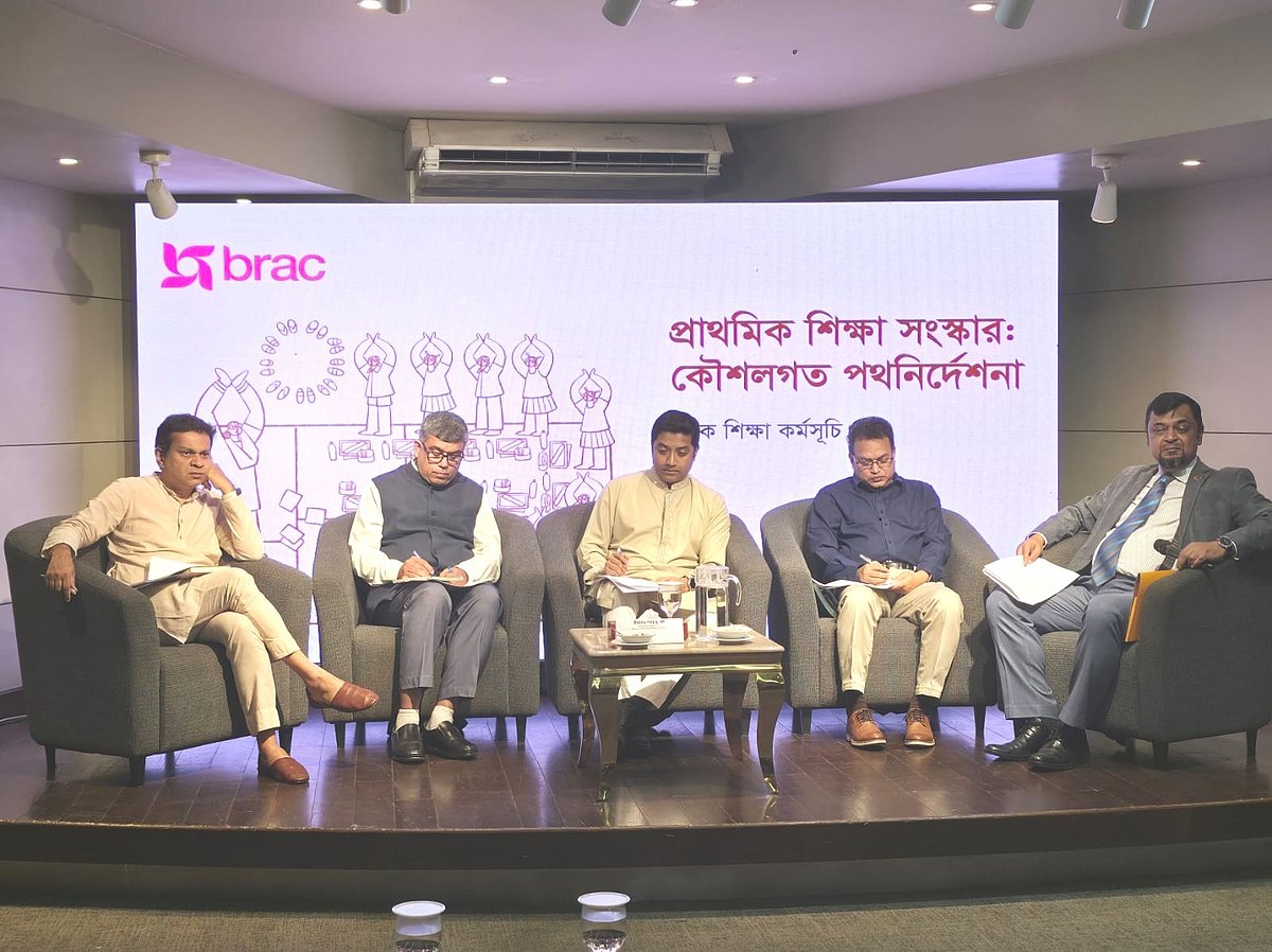 আজ সোমবার রাজধানীর মহাখালী ব্র্যাক সেন্টারে বেসরকারি উন্নয়ন সংস্থা ব্র্যাকের শিক্ষা কর্মসূচির উদ্যোগে আয়োজিত ‘প্রাথমিক শিক্ষা সংস্কার: কৌশলগত পথনির্দেশনা’ শীর্ষক নীতি সংলাপে অতিথিরা
