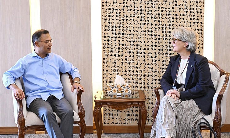 আজ প্রধানমন্ত্রী তারেক রহমানের সঙ্গে সৌজন্য সাক্ষাৎ করেন টেলিনর গ্রুপের প্রেসিডেন্ট ও প্রধান নির্বাহী কর্মকর্তা (সিইও) বেনেডিক্টে শিলব্রেড ফাসমার