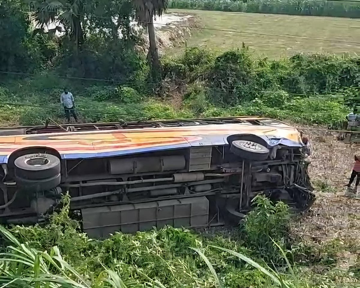 ফরিদপুরের ভাঙ্গায় পিকআপ ভ্যানের সঙ্গে মুখোমুখি সংঘর্ষের এক পর্যায়ে যাত্রীবাহী বাসটি উল্টে মহাসড়কসংলগ্ন খাদে পড়ে যায়। আজ সোমবার সকালে চুমুরদি ইউনিয়নের বাবলাতলা বাসস্ট্যান্ড এলাকার ফরিদপুর-বরিশাল মহাসড়কে