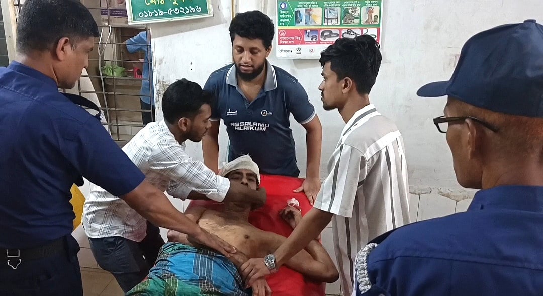 আহত একজনকে চিকিৎসার জন্য হাসপাতালে আনা হয়েছে। আজ সকালে লক্ষ্মীপুর সদর হাসপাতালে