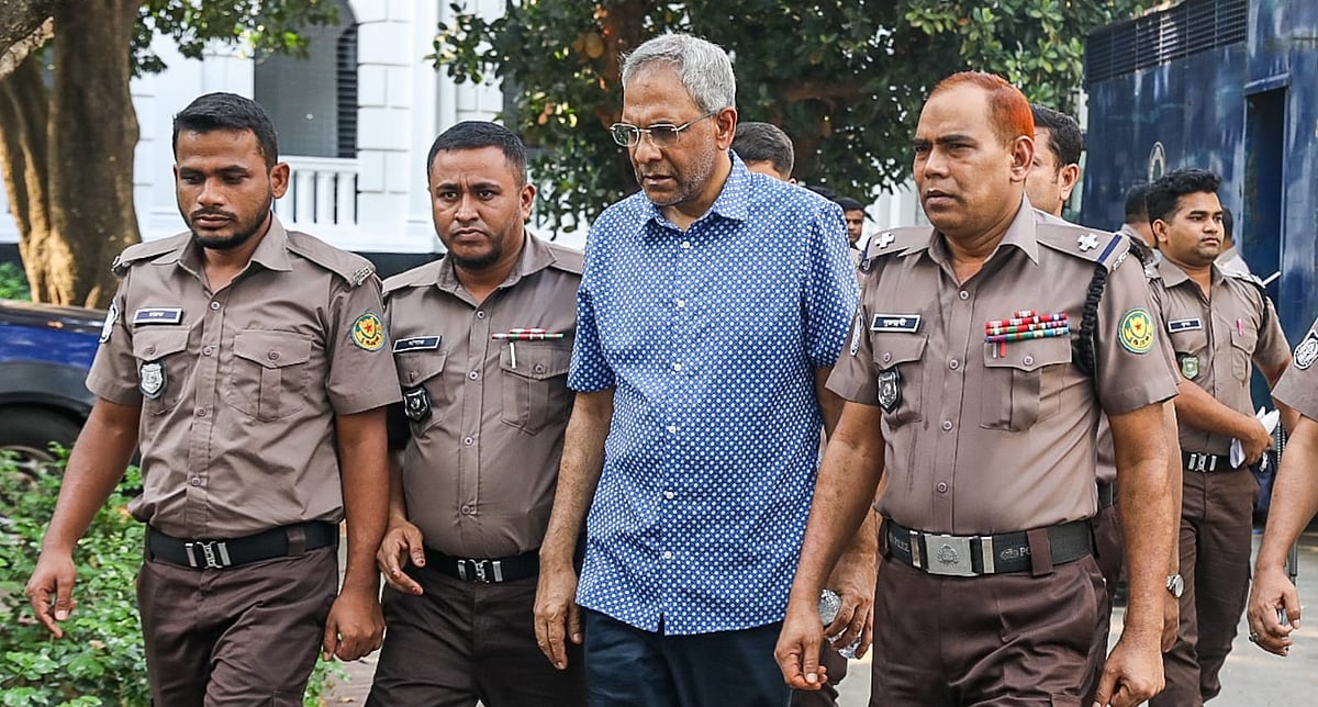 দুটি মামলায় মোট পঞ্চম দফার রিমান্ড শেষে আজ সোমবার শেখ মামুন খালেদকে আদালতে হাজির করে পুলিশ