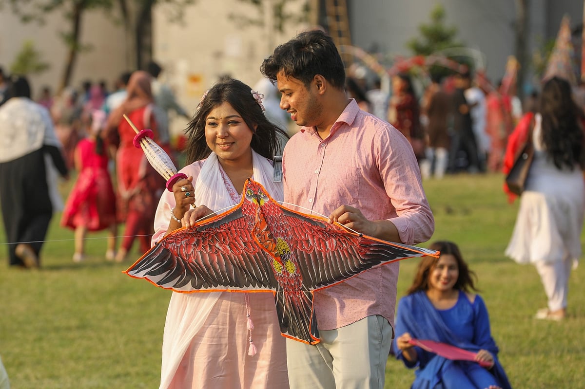 ঘুড়ি উৎসবে অংশগ্রহণকারী শিক্ষার্থীদের মধ্যে ছিল ব্যাপক উৎসাহ-উদ্দীপনা। আজ সোমবার বিকেলে খুলনা বিশ্ববিদ্যালয়ের কেন্দ্রীয় মাঠে