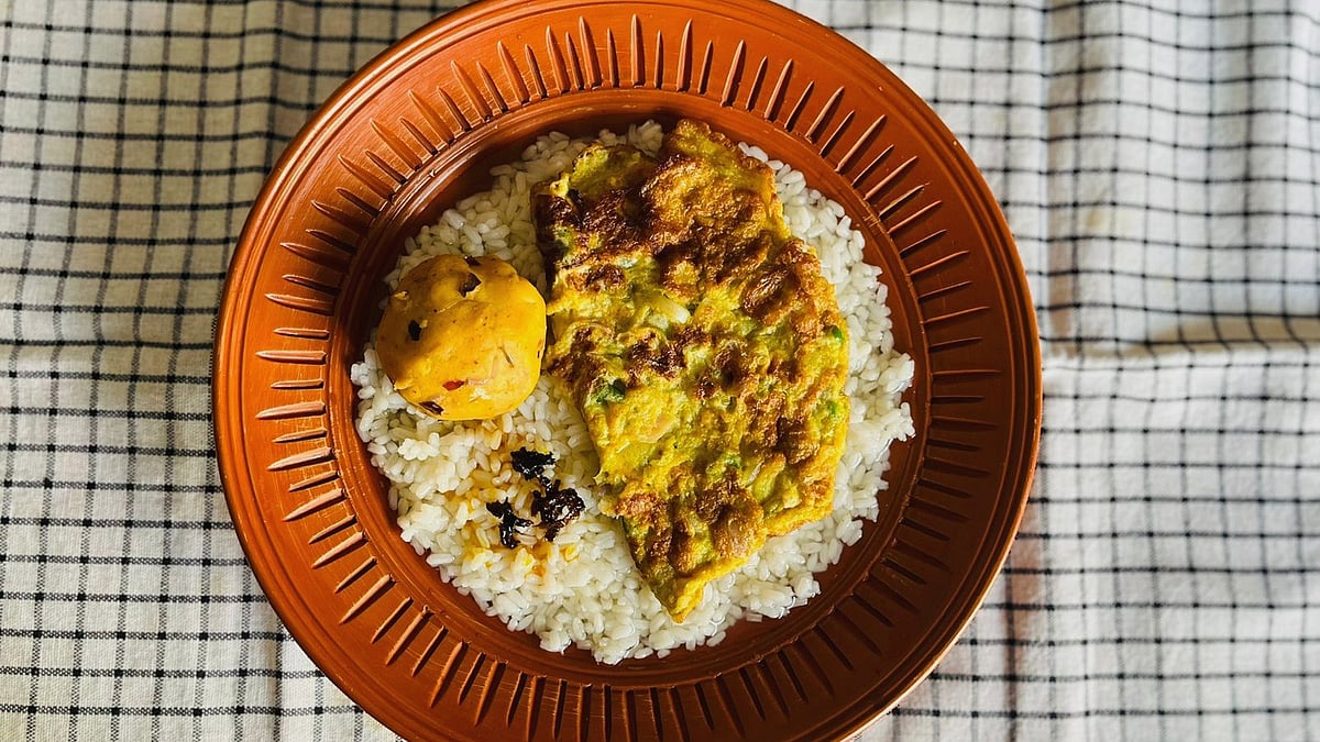 আলু ভর্তা ও ডিম ভাজি দিয়ে পান্তা ভাত খেতে অনেকে পছন্দ করেন