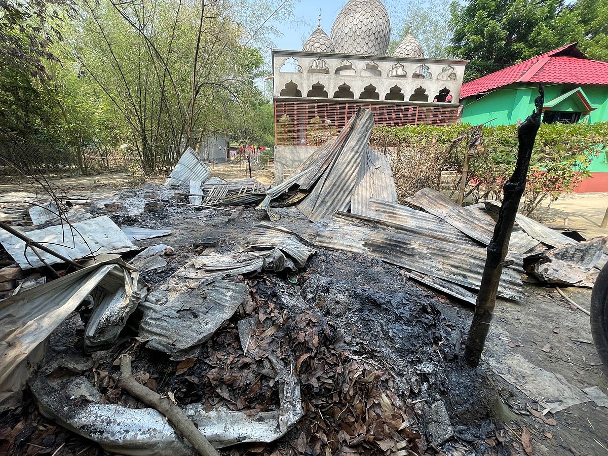 হামলায় নিহত পীর আবদুর রহমান ওরফে শামীমের দরবারে সুনসান নীরবতা। সোমবার দুপুরে কুষ্টিয়ার দৌলতপুর উপজেলার ফিলিপনগর গ্রামে