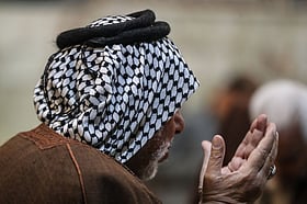 অমুসলিমদের জন্য প্রার্থনা করা কি নিষেধ