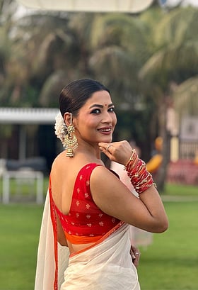 বৈশাখের সাদা-লালে মোহময়ী বাঁধন