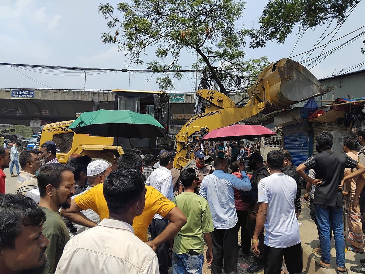 অবৈধ বাস কাউন্টার উচ্ছেদে অভিযান চালিয়েছে ঢাকা দক্ষিণ সিটি করপোরেশন (ডিএসসিসি)। রাজধানীর যাত্রাবাড়ী এলাকায়, ১৩ এপ্রিল