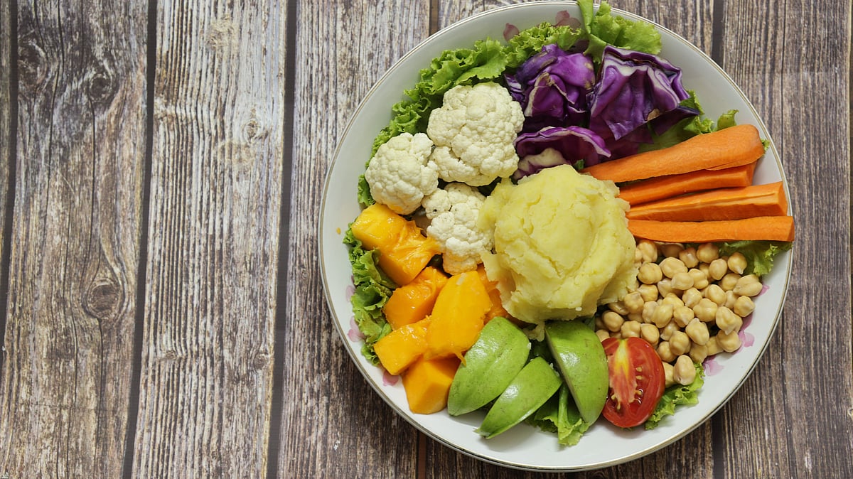 অনেকে মনে করেন সালাদ মানেই স্বাস্থ্যকর খাবার