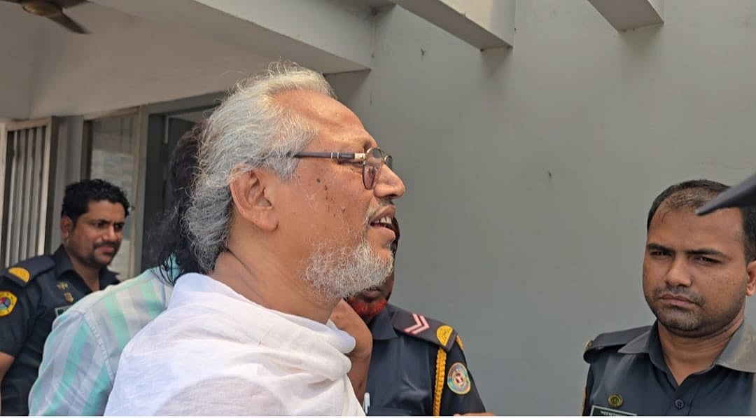 কারাগার থেকে বের হচ্ছেন বাউলশিল্পী আবুল সরকার। সোমবার বেলা সোয়া ১১টার দিকে গাজীপুরের কাশিমপুর কেন্দ্রীয় কারাগারের পার্ট ২ ফটকে