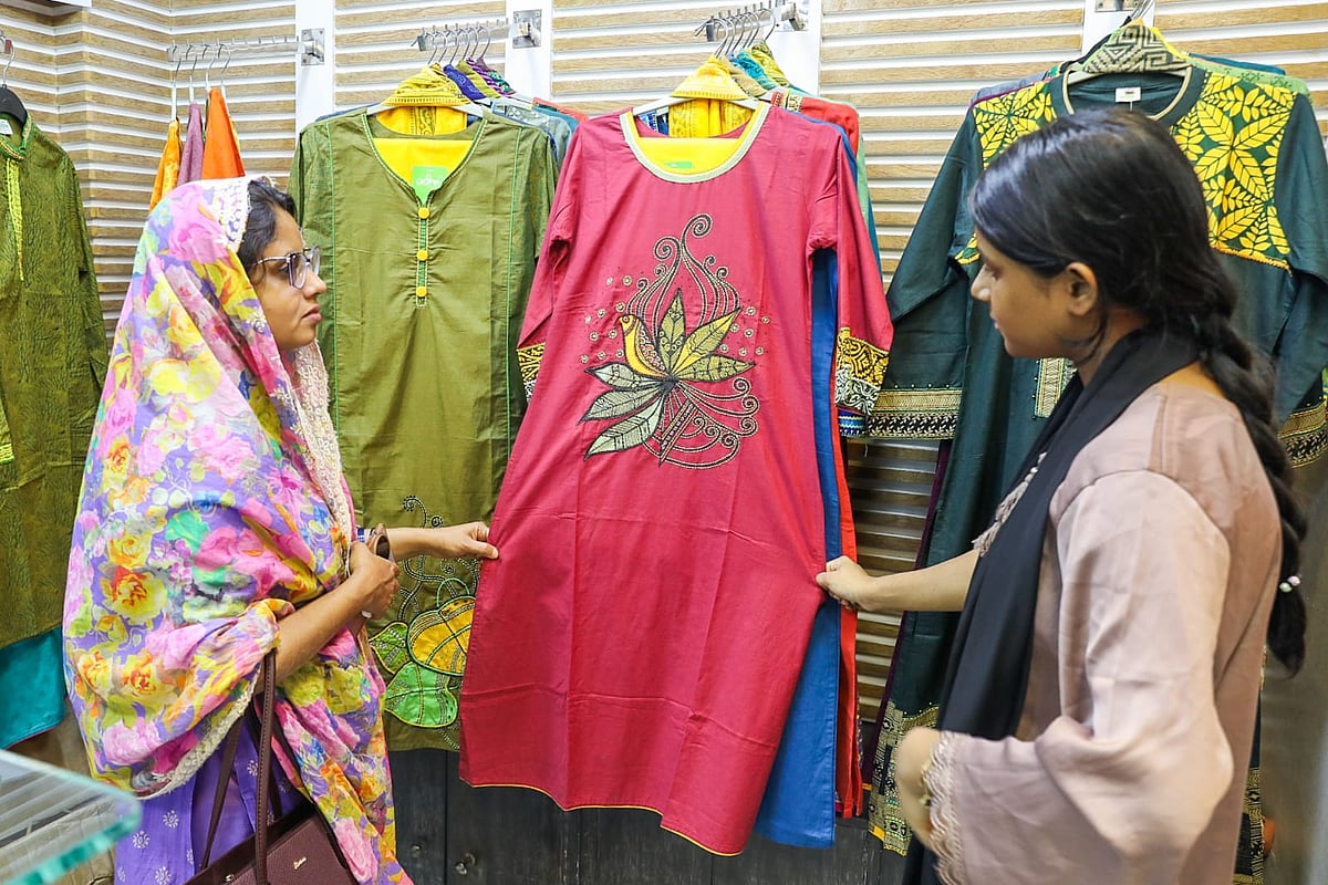 একদিন পরেই বাংলা নববর্ষ। নববর্ষ উৎযাপন করার জন্য দেশীয় ডিজাইনের জামাকাপড় কিনছেন ক্রেতা সাধারণেরা। রোববার, আজিজ সুপার মার্কেট