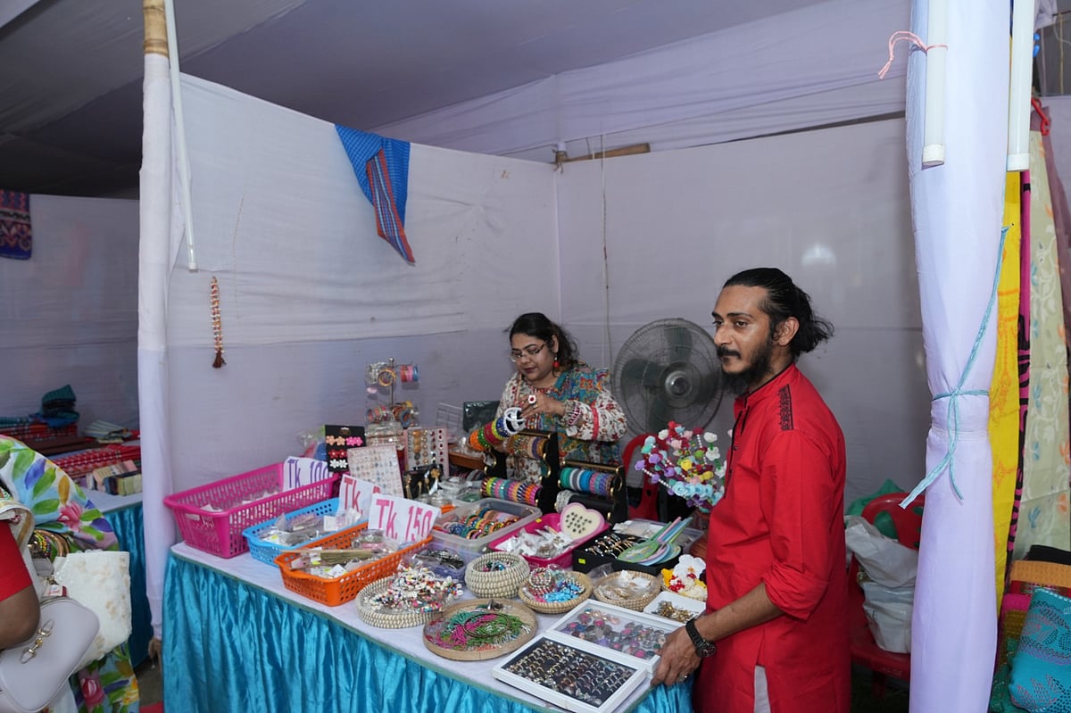 রাজধানীর বাংলা একাডেমি প্রাঙ্গণে আজ  শুরু হয়েছে সাত দিনব্যাপী বৈশাখী মেলা।