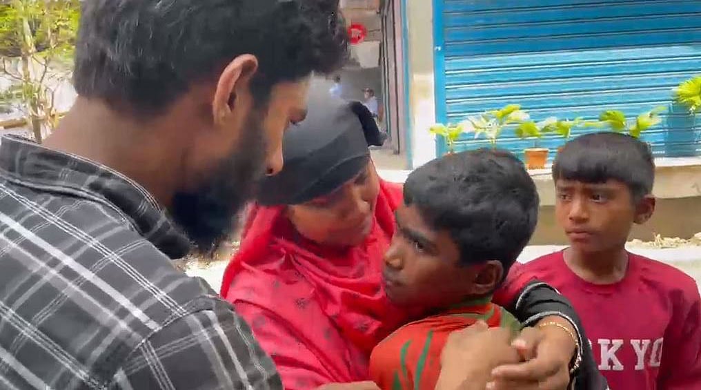 পাঁচ বছর আগে হারিয়ে যাওয়া সন্তান সাইদুলকে খুঁজে পেয়ে কাঁদছিলেন মা-বাবা। পাশে ছোট ভাই মিনহাজ। গতকাল মঙ্গলবার দুপুরে রাজধানীর পুরানা পল্টন এলাকায়