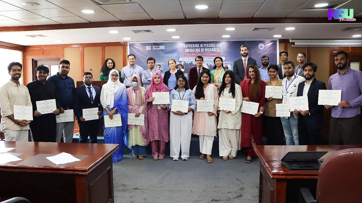 ‘মানব পাচার ও অভিবাসী চোরাচালান’ শীর্ষক সার্টিফিকেট কোর্সের সনদ বিতরণ অনুষ্ঠানে শিক্ষক-শিক্ষার্থী ও অতিথিরা