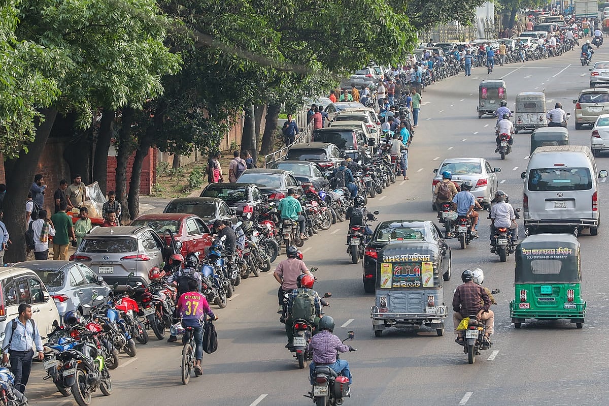জ্বালানি তেল নিতে দীর্ঘ সারি