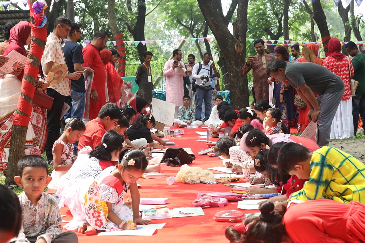 প্রতিযোগিতায় ছবি আঁকছে শিশুরা। শেফস্ টেবিল কোর্টসাইড, রাজধানীর ইউনাইটেড সিটির মাদানী অ্যাভিনিউয়ে, ১৪ এপ্রিল ২০২৬