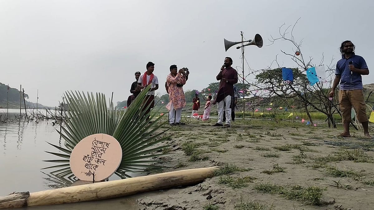 বর্ষবরণের অনুষ্ঠানে কবিতা, গান ও কথায় ব্রহ্মপুত্রকে বাঁচানোর আকুতি জানানো হয়। মঙ্গলবার দুপুরে ময়মনসিংহ নগরের কাচারিঘাট এলাকার ব্রহ্মপুত্র নদে